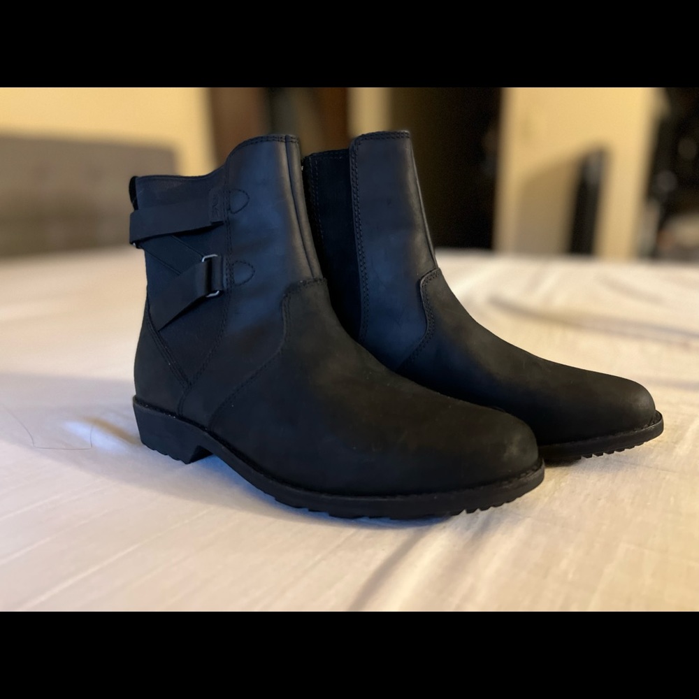 SOLD NWOT teva boots